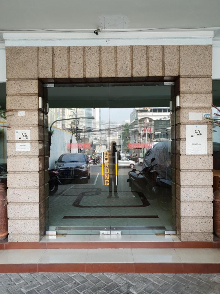 Hotel Caravan Jakarta Buitenkant foto